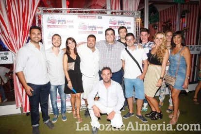 La gente sigue disfrutando de la Feria en la caseta.