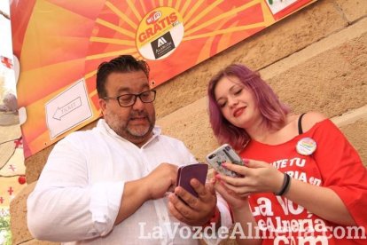 ¡Comienza a tocar la charanga de La Voz de Almería en la caseta!