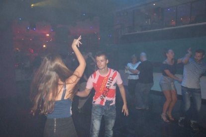 Adrián y Anita han inaugurado el evento organizado por Salsatore Almería, con el DJ Capi