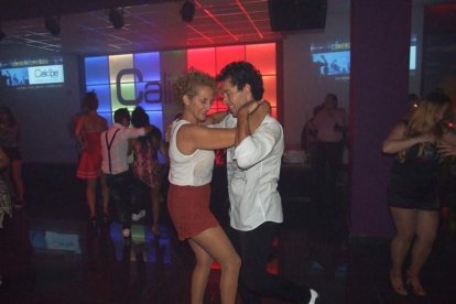 Adrián y Anita han inaugurado el evento organizado por Salsatore Almería, con el DJ Capi