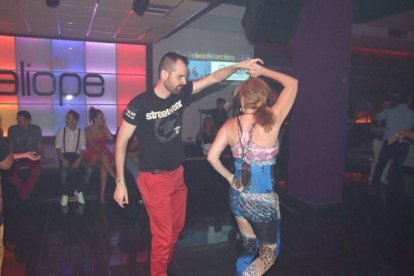 Adrián y Anita han inaugurado el evento organizado por Salsatore Almería, con el DJ Capi