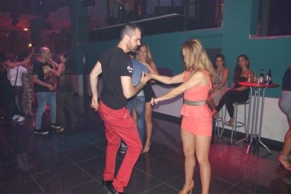 Adrián y Anita han inaugurado el evento organizado por Salsatore Almería, con el DJ Capi