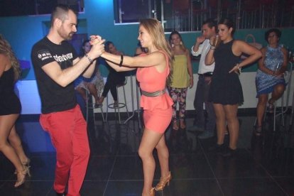 Adrián y Anita han inaugurado el evento organizado por Salsatore Almería, con el DJ Capi