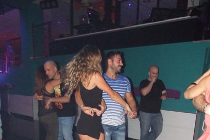 Adrián y Anita han inaugurado el evento organizado por Salsatore Almería, con el DJ Capi