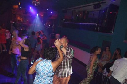 Adrián y Anita han inaugurado el evento organizado por Salsatore Almería, con el DJ Capi
