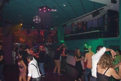 Adrián y Anita han inaugurado el evento organizado por Salsatore Almería, con el DJ Capi