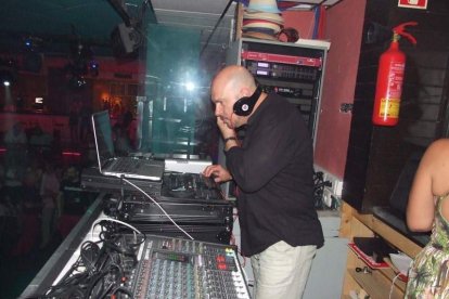 Adrián y Anita han inaugurado el evento organizado por Salsatore Almería, con el DJ Capi