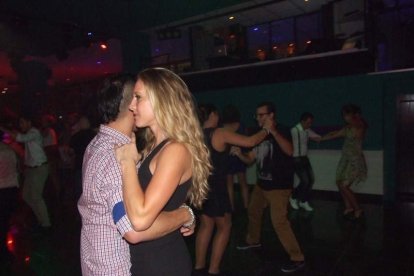 Adrián y Anita han inaugurado el evento organizado por Salsatore Almería, con el DJ Capi