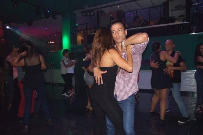 Adrián y Anita han inaugurado el evento organizado por Salsatore Almería, con el DJ Capi