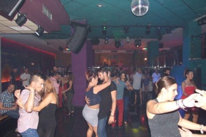 Adrián y Anita han inaugurado el evento organizado por Salsatore Almería, con el DJ Capi