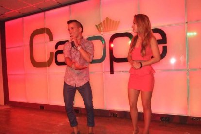 Adrián y Anita han inaugurado el evento organizado por Salsatore Almería, con el DJ Capi