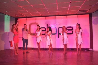 Adrián y Anita han inaugurado el evento organizado por Salsatore Almería, con el DJ Capi