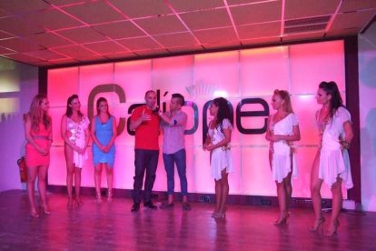 Adrián y Anita han inaugurado el evento organizado por Salsatore Almería, con el DJ Capi