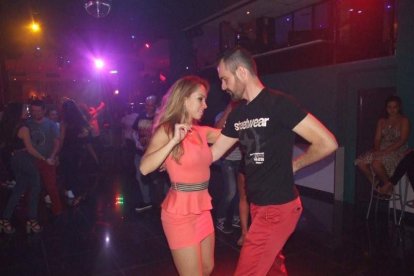 Adrián y Anita han inaugurado el evento organizado por Salsatore Almería, con el DJ Capi