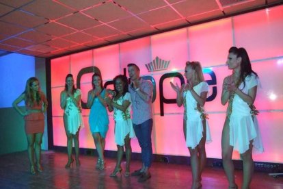 Adrián y Anita han inaugurado el evento organizado por Salsatore Almería, con el DJ Capi