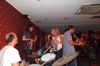 Espacio de arte y punto de encuentro donde los artistas muestren sus trabajos cada jueves