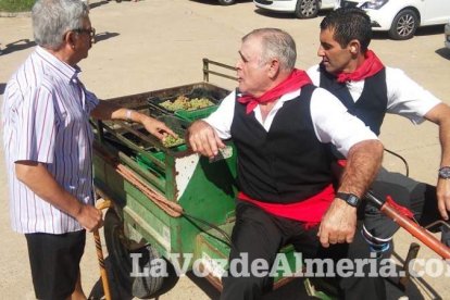 Alboloduy brinda la pisada de su primera uva a Paco Calvache