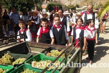 Alboloduy brinda la pisada de su primera uva a Paco Calvache