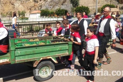 Alboloduy brinda la pisada de su primera uva a Paco Calvache