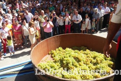 Alboloduy brinda la pisada de su primera uva a Paco Calvache