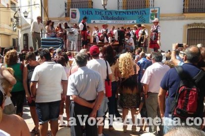 Alboloduy brinda la pisada de su primera uva a Paco Calvache