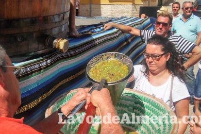 Alboloduy brinda la pisada de su primera uva a Paco Calvache