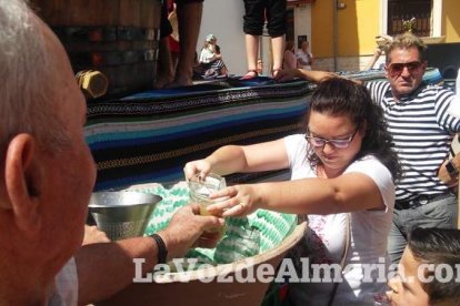 Alboloduy brinda la pisada de su primera uva a Paco Calvache