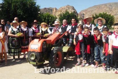Alboloduy brinda la pisada de su primera uva a Paco Calvache