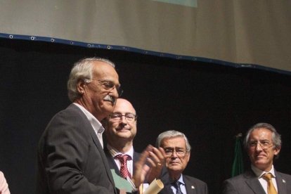 El Acebuche celebra el día de La Merced en el salón de actos de la prisión.