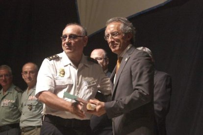 El Acebuche celebra el día de La Merced en el salón de actos de la prisión.