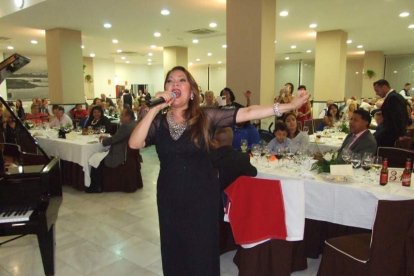 Ángela Carrasco actuó en la gala, presentada por Irma Soriano