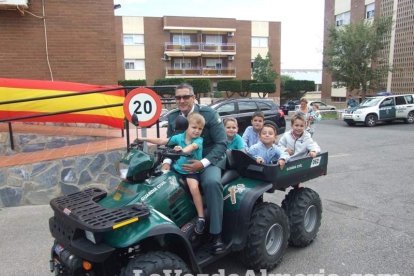 Celebración de la Virgen del Pilar en el cuartel de la Guardia Civil de El Ejido. Fotos: JA Barrios.