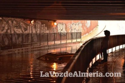Fuertes lluvias en la provincia causan un centenar de emergencias en la capital y el Poniente.