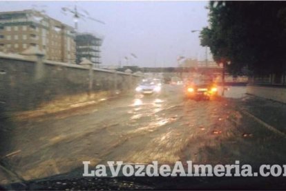 Fuertes lluvias en la provincia causan un centenar de emergencias en la capital y el Poniente.