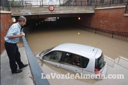 Fuertes lluvias en la provincia causan un centenar de emergencias en la capital y el Poniente.