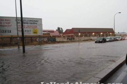 Fuertes lluvias en la provincia causan un centenar de emergencias en la capital y el Poniente.