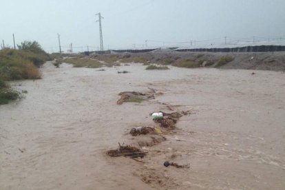 Fuertes lluvias en la provincia causan un centenar de emergencias en la capital y el Poniente.