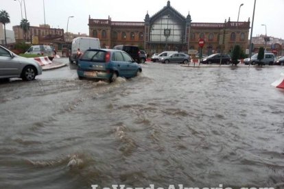 Fuertes lluvias en la provincia causan un centenar de emergencias en la capital y el Poniente.