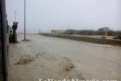Fuertes lluvias en la provincia causan un centenar de emergencias en la capital y el Poniente.