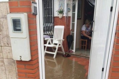 Fuertes lluvias en la provincia causan un centenar de emergencias en la capital y el Poniente.
