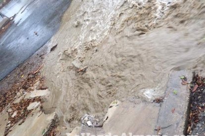 Fuertes lluvias en la provincia causan un centenar de emergencias en la capital y el Poniente.