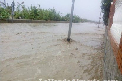 Fuertes lluvias en la provincia causan un centenar de emergencias en la capital y el Poniente.