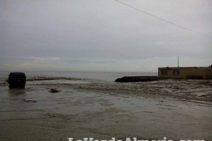 Fuertes lluvias en la provincia causan un centenar de emergencias en la capital y el Poniente.