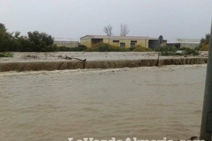Fuertes lluvias en la provincia causan un centenar de emergencias en la capital y el Poniente.