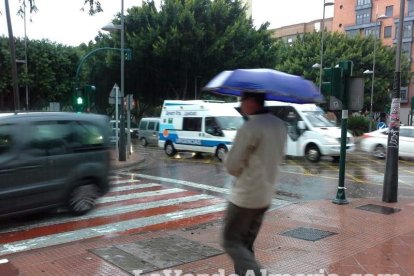 Fuertes lluvias en la provincia causan un centenar de emergencias en la capital y el Poniente.
