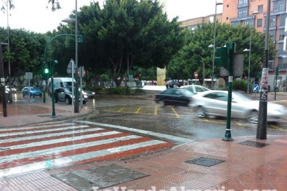 Fuertes lluvias en la provincia causan un centenar de emergencias en la capital y el Poniente.