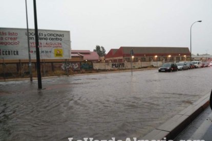 Fuertes lluvias en la provincia causan un centenar de emergencias en la capital y el Poniente.