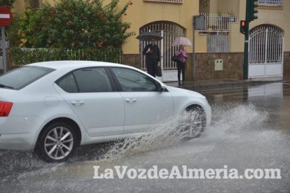 Fuertes lluvias en la provincia causan un centenar de emergencias en la capital y el Poniente.