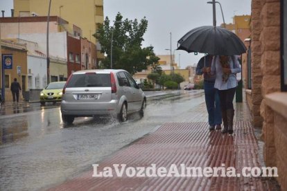 Fuertes lluvias en la provincia causan un centenar de emergencias en la capital y el Poniente.