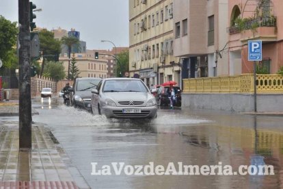 Fuertes lluvias en la provincia causan un centenar de emergencias en la capital y el Poniente.